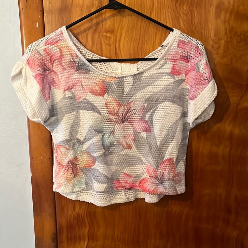 Floral short sleeve crop top with open bow back